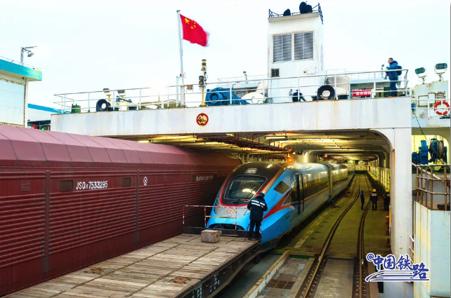 Высокоскоростной поезд «Фусин» впервые прибыл на остров Хайнань
