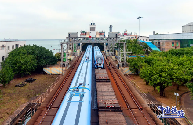 Высокоскоростной поезд «Фусин» впервые прибыл на остров Хайнань