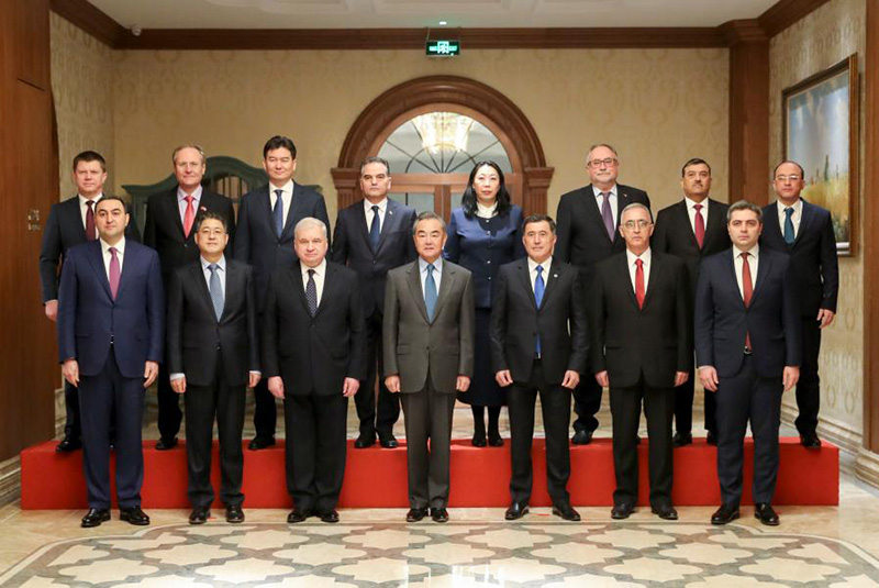 Ван И встретился с дипломатическими представителями стран Евразии в Китае