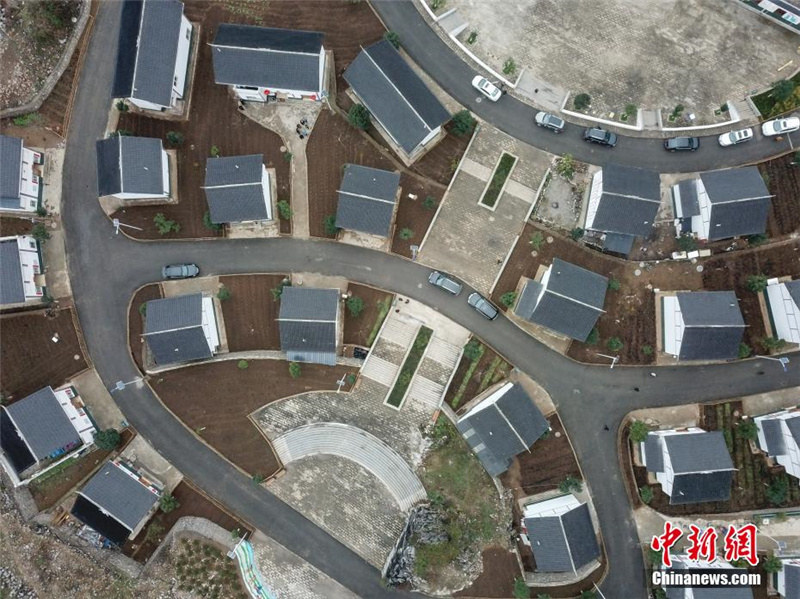 Фотографии деревни Хуау на берегу реки Уцзян провинции Гуйчжоу с высоты птичьего полета