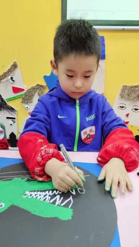 Китайская бабушка организовала для внука выставку рисунков