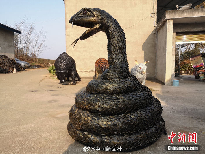 Китайцы возвели потрясающие скульптуры животных из шин