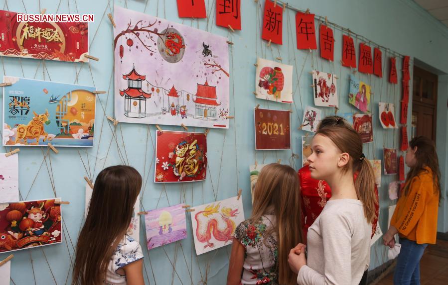 В киевской гимназии восточных языков №1 открылась художественная выставка в честь праздника Весны