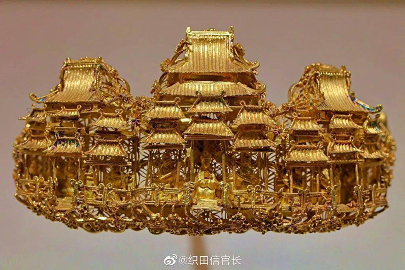 Дворцовый комплекс на золотой головной шпильке