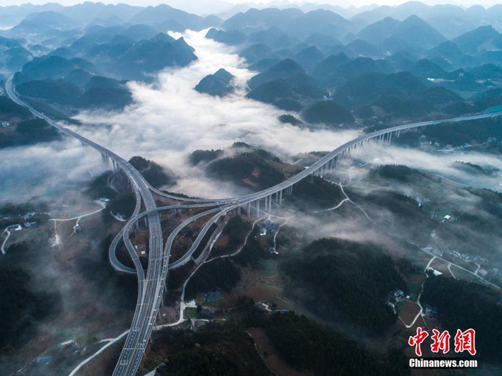 Скоростная трасса в «облаках» в городе Эньши провинции Хубэй