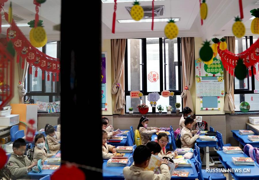 Ученики начальных и средних школ в Шанхае вернулись к учебе