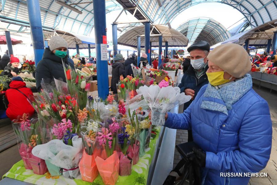 Праздничный цветочный базар в столице Беларуси