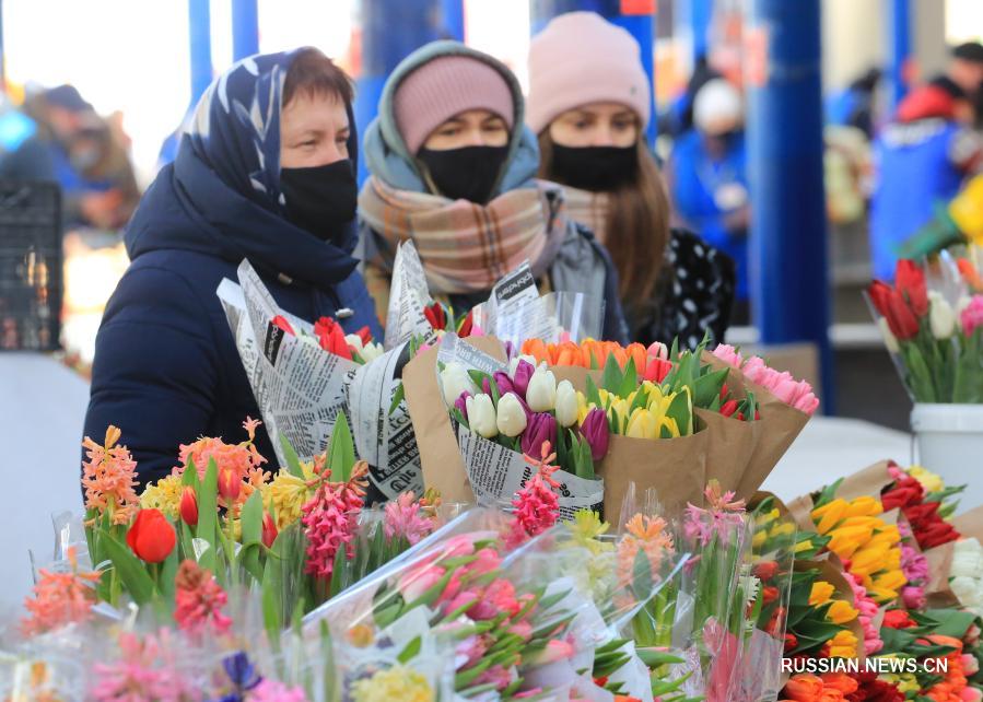 Праздничный цветочный базар в столице Беларуси