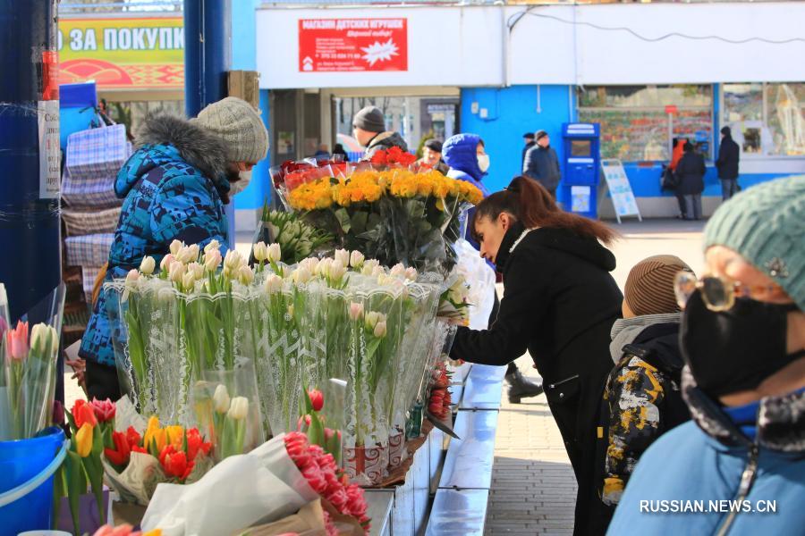 Праздничный цветочный базар в столице Беларуси