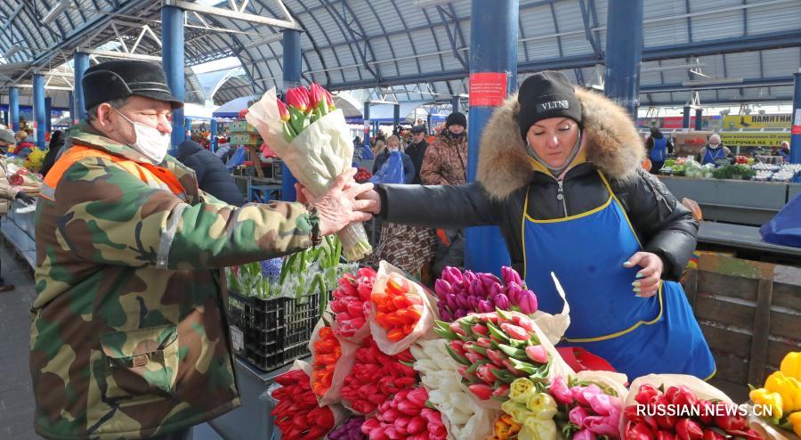 Праздничный цветочный базар в столице Беларуси