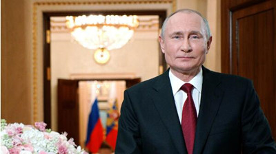 Путин поздравил всех женщин с 8 Марта