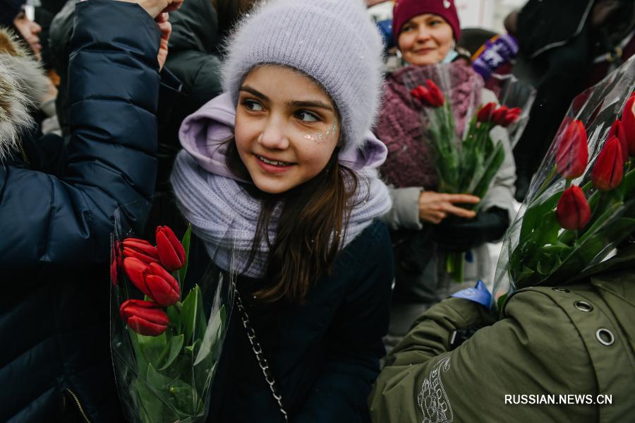 В Москве "рыцари на лошадях" поздравили женщин с 8 марта