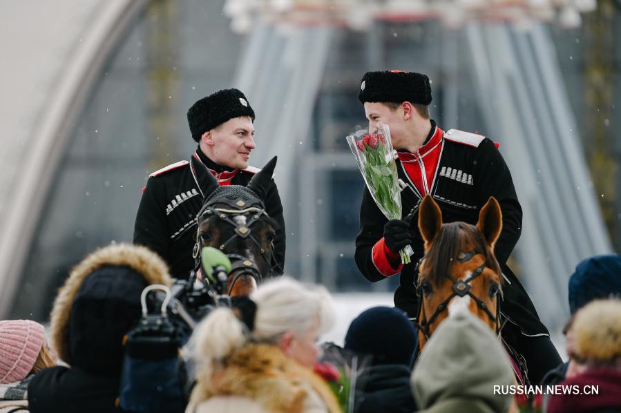 В Москве "рыцари на лошадях" поздравили женщин с 8 марта