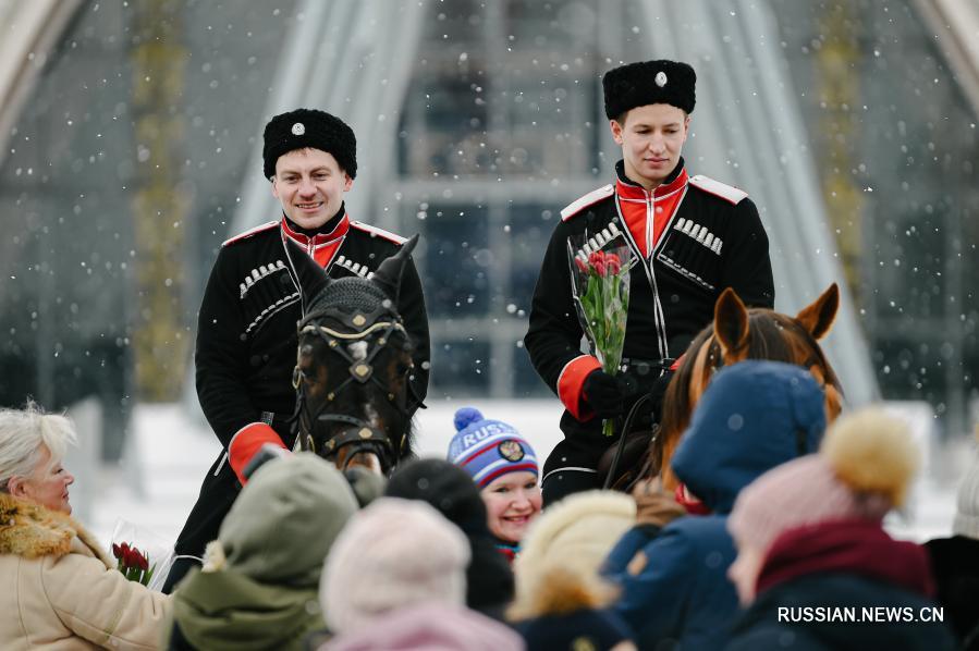 В Москве "рыцари на лошадях" поздравили женщин с 8 марта