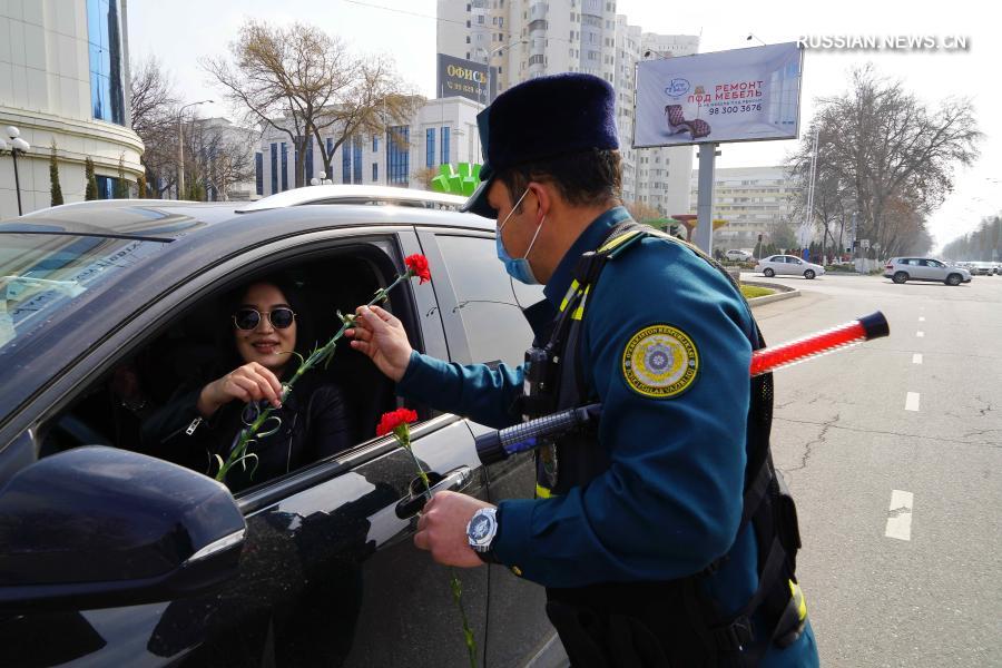 В Узбекистане дарят цветы в честь 8 марта