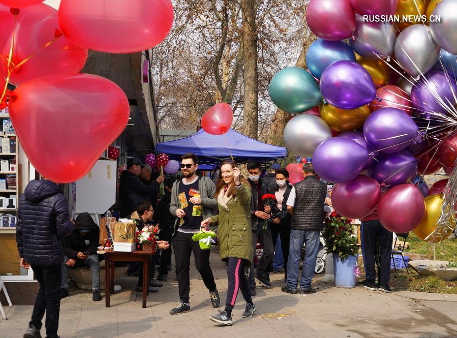 В Узбекистане дарят цветы в честь 8 марта