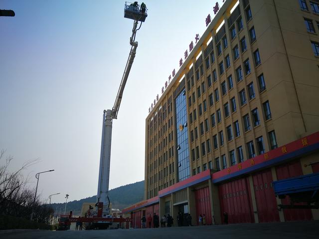 Первая пожарная машина для большой высоты была принята в эксплуатацию в г. Цзинань