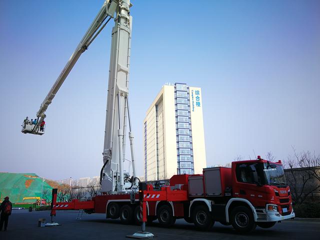 Первая пожарная машина для большой высоты была принята в эксплуатацию в г. Цзинань