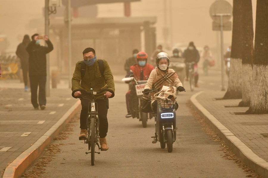 Пекин вновь оказался под воздействием песчано-пыльной бури