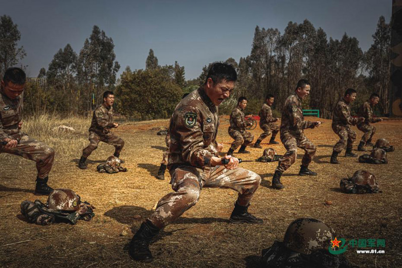 Солдаты-разведчики провели тренировку на юге Китая