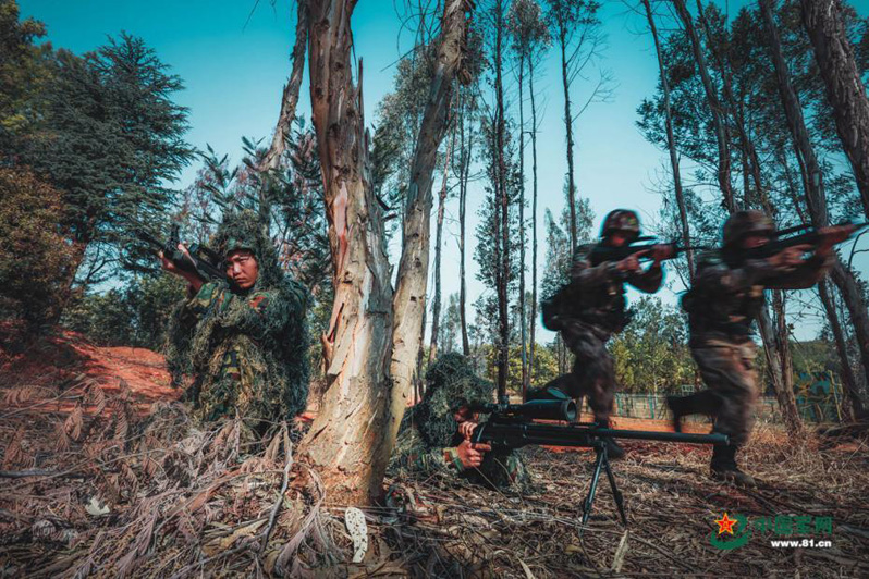 Солдаты-разведчики провели тренировку на юге Китая