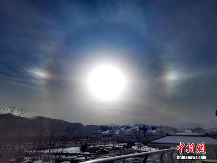 В небе над ландшафтным районом Тяньшаньтяньчи в Китае появились "три солнца"