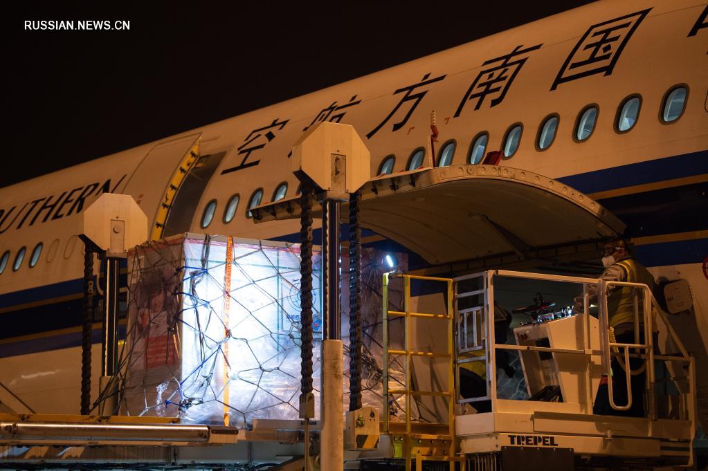 Первый международный чартерный рейс с вакцинами против COVID-19 вылетел из пекинского аэропорта Дасин