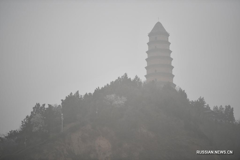 Север Китая окутала песчаная пыль