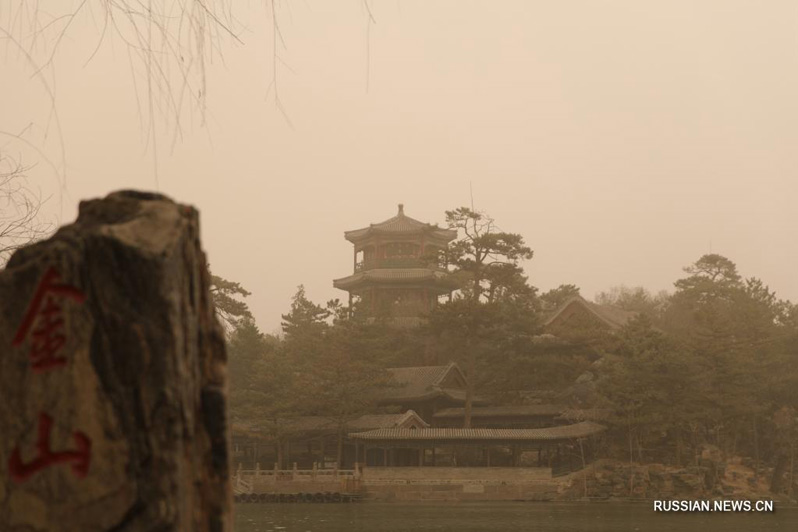 Север Китая окутала песчаная пыль