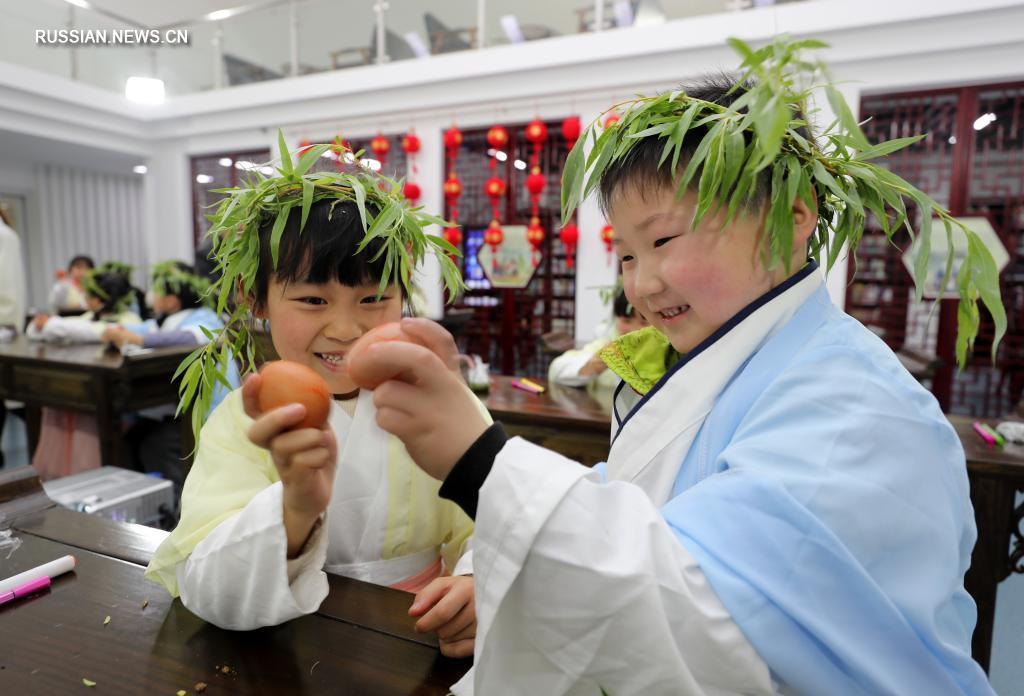 Дети в провинции Аньхой знакомятся с традициями праздника Цинмин