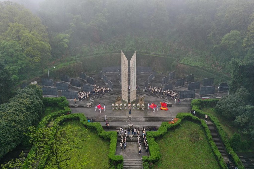 В Китае почтили память павших героев в канун праздника Цинмин