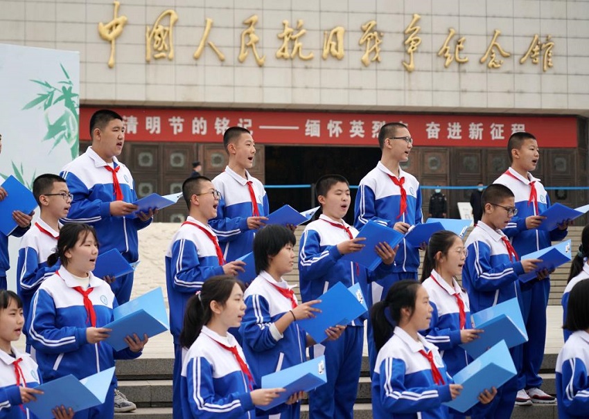 В Китае почтили память павших героев в канун праздника Цинмин