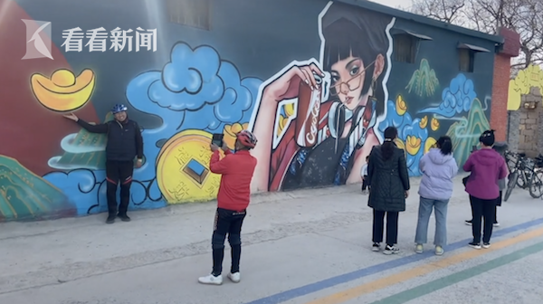 Китаец превратил родную деревню в популярное туристическое местом, расписав уличные стены