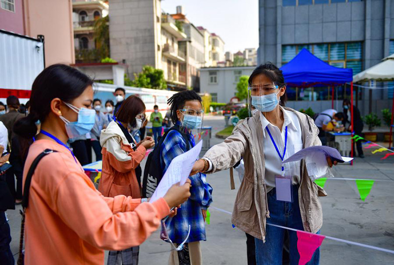 В китайском городе Жуйли завершился второй этап тестирования на COVID-19, выявлено 18 положительных результатов