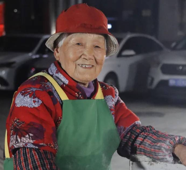 96-летняя бабушка торгует с лотка по ночам более 30 лет