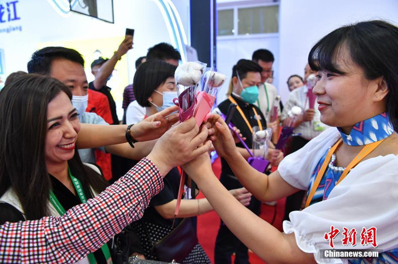 На 1-м Китайском международном ЭКСПО потребительских товаров провели “День Синьцзяна”
