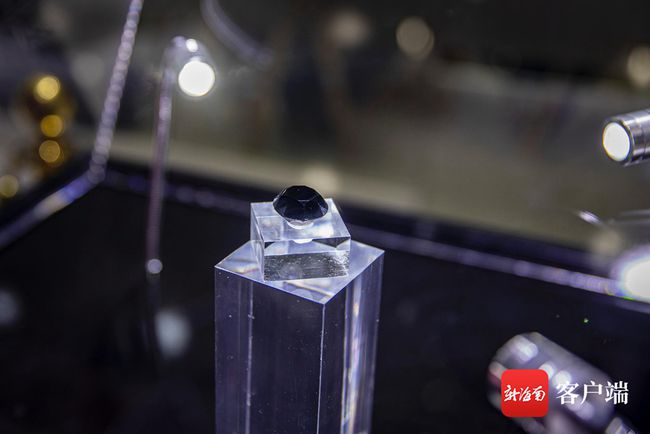 Большой черный алмаз стоимостью в 25 млрд юаней появился на 1-м Китайском международном ЭКСПО потребительских товаров