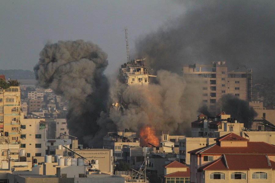 12 мая, сектор Газа, Палестина. Строение рухнуло в результате израильского авиаудара. /Фото: Синьхуа/