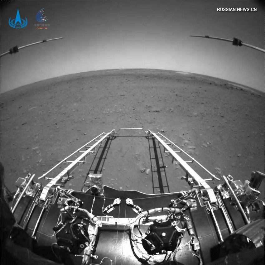 Китайский марсианский зонд "Тяньвэнь-1" передал фотографии и видеоролики на Землю