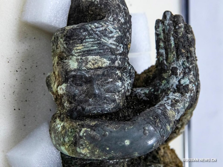На месте раскопок легендарных руин Саньсиндуй впервые найдена бронзовая фигурка сидящего на коленях человека с повернутой в сторону головой