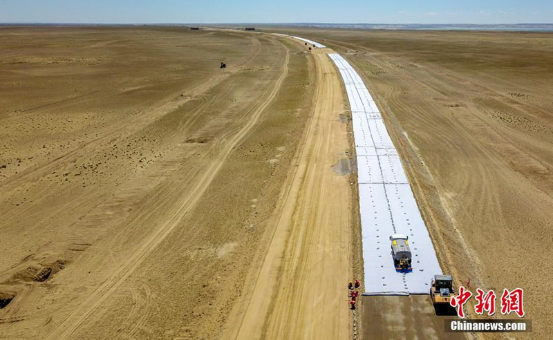 Идет строительство первой в Китае высокоскоростной автомагистрали в пустыне 