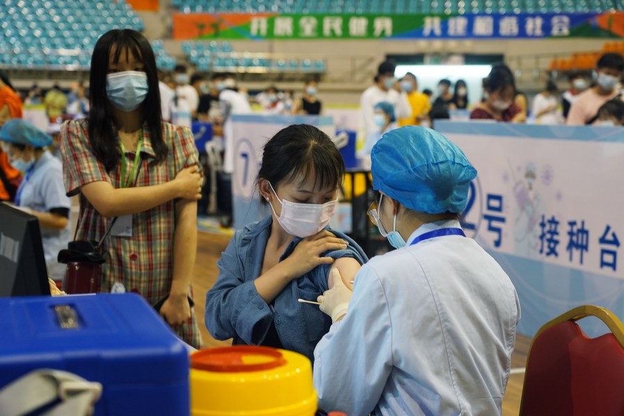 В Китае введено свыше 777 млн доз вакцин против COVID-19