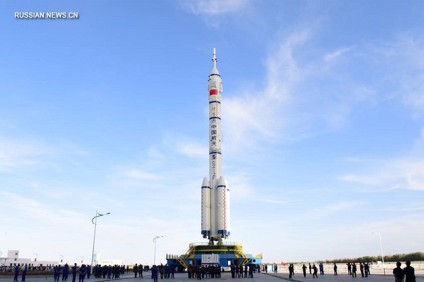 Пилотируемый космический корабль и ракета-носитель для выполнения миссии "Шэньчжоу-12" доставлены в район запуска