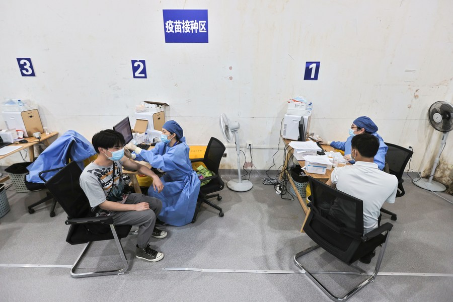 В Китае введено свыше 824 млн доз вакцин против COVID-19