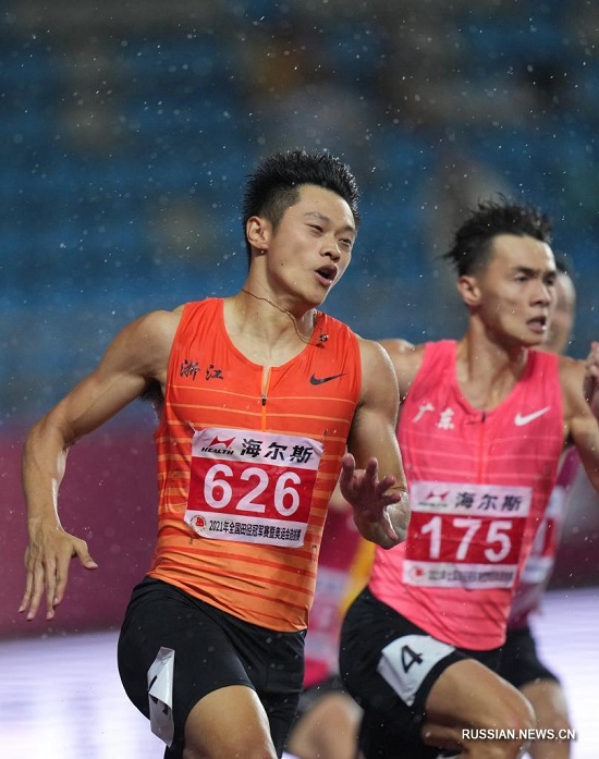 Се Чжэнье завоевал титул чемпиона в 200-метровом беге среди мужчин на Всекитайском чемпионате по легкой атлетике