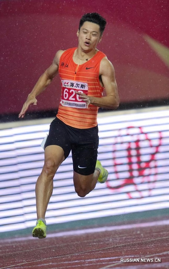 Се Чжэнье завоевал титул чемпиона в 200-метровом беге среди мужчин на Всекитайском чемпионате по легкой атлетике