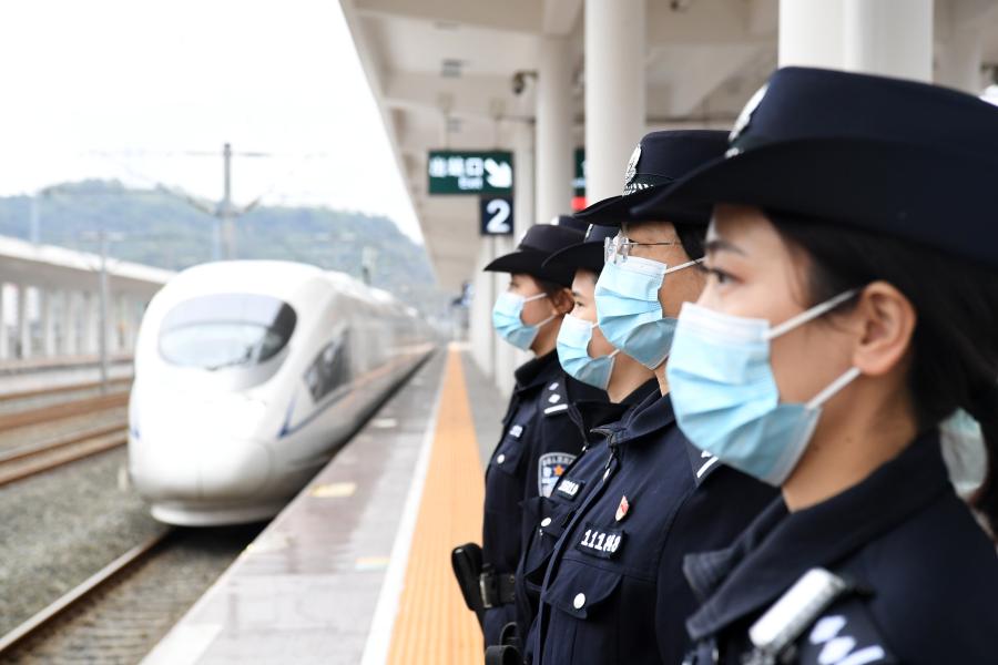 Жители Китая совершили 124 млн пассажирских поездок в выходные по случаю Дуаньуцзе