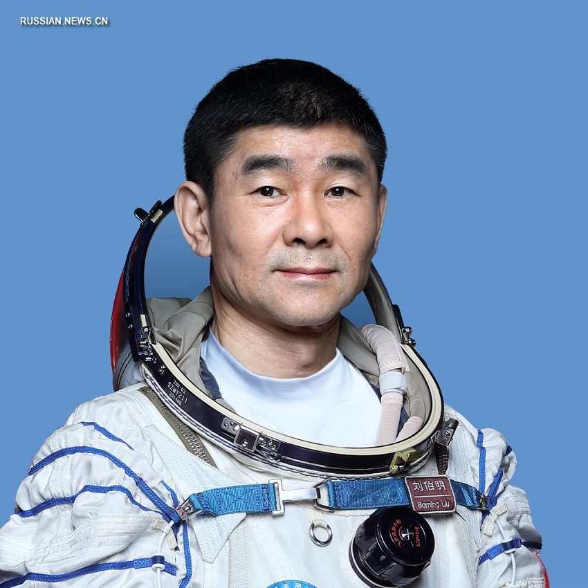 Китай представил трех космонавтов для миссии по строительству космической станции