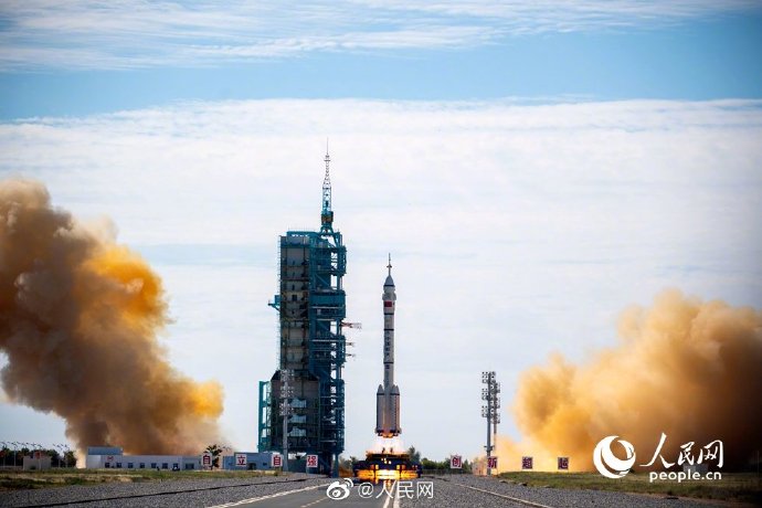 Китай запустил пилотируемый космический корабль "Шэньчжоу-12" в рамках миссии по строительству космической станции