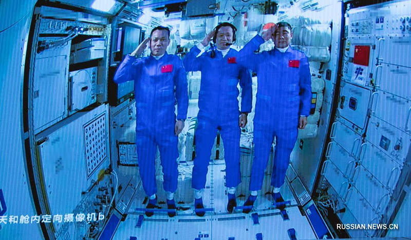 Экипаж пилотируемого корабля "Шэньчжоу-12" вошел в основной модуль космической станции